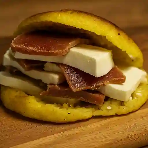 Arepa con queso cuajada y bocadillo