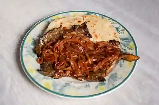 Hígado Encebollado con Arepa