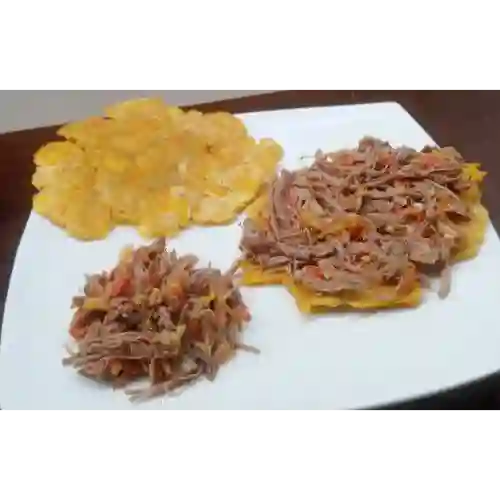 Tostada de Plátano con Carne Desmechada