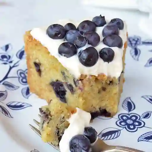 Porción de torta de arandanos