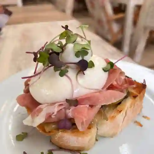 Tosta de burrata y serrano