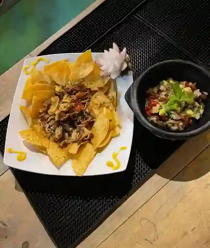 Nachos Mixtos con Pico de Gallo y Queso Cheddar