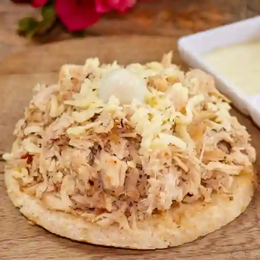 Arepa con pollo desmechado