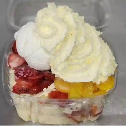 Ensalada mediana con queso y chantilly