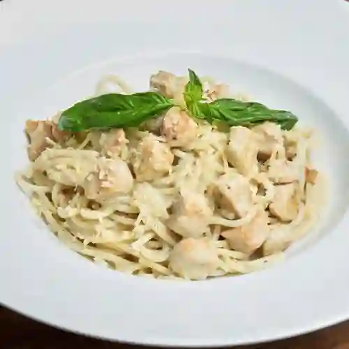Pasta alfredo con pollo y bebida