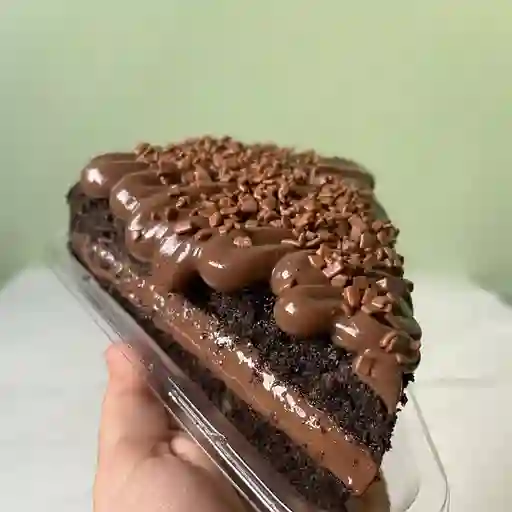 Porcion de bolo con brigadeiro