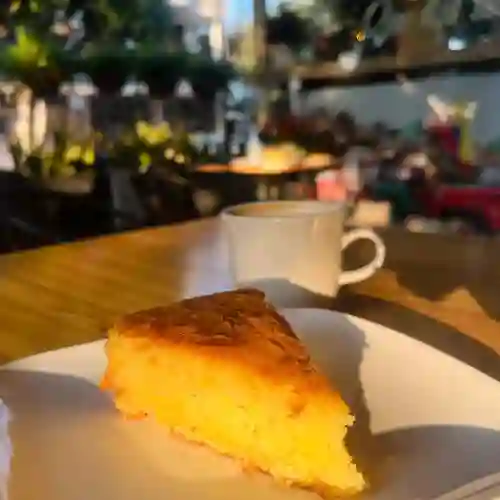 Capuchino con Torta Ponqué 10 Oz
