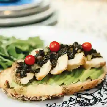 Tostada de Hummus y Aguacate