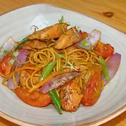 Tallarín Saltado con Pollo