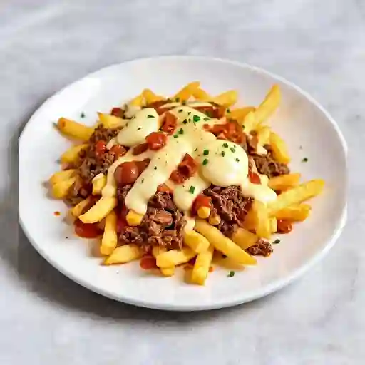Salchipapa especial con carne desmechada