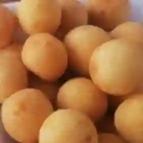 Buñuelo pequeño relleno de nutela