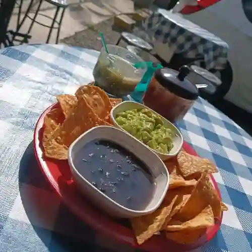 Totopos con Guacamole y Frijol