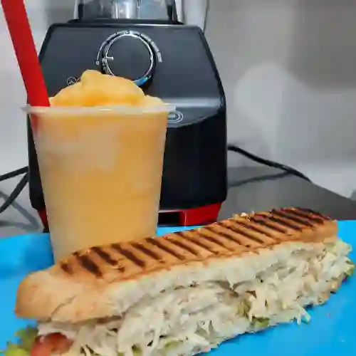 Combo Sándwich de Pollo y Granizado 16oz