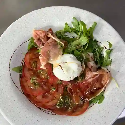 Burrata al pesto y serrano