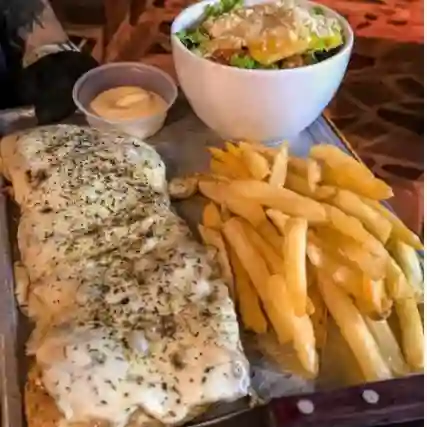 Pechuga Gratinada, Papas Fritas y Ensalada