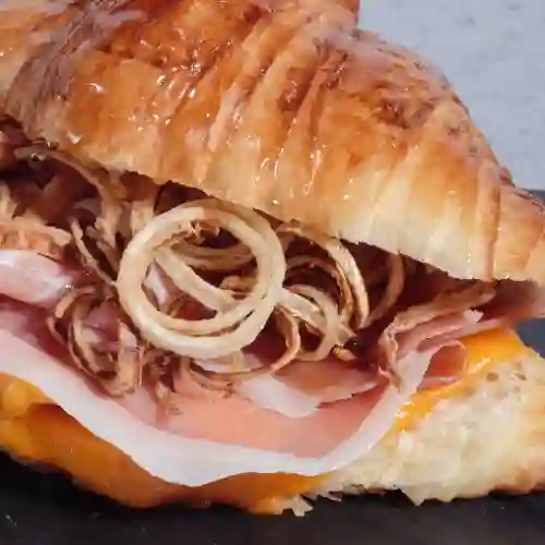 Croissant de puerro y jamón serrano.