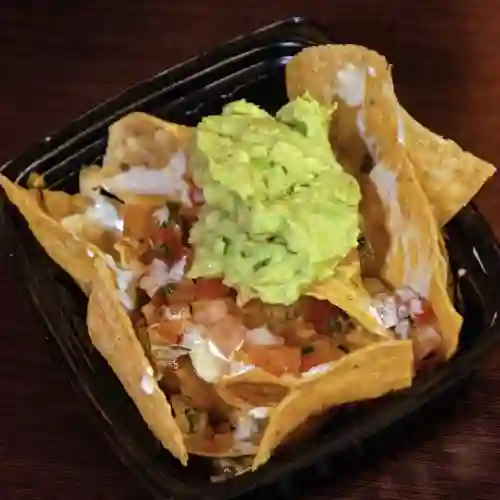 Nacho chips con guacamole y salsas