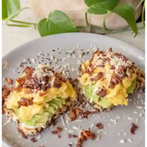 Tostadas de Aguacate Huevo y Tocineta