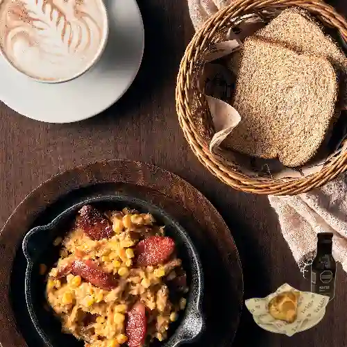Combo Huevos Rancheros + Empanada Argentina + Té Hatsu