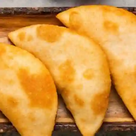 Combo Mega Empanada de Pollo y Queso