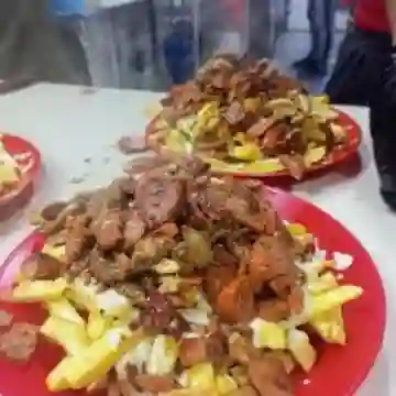 Salchipapa con Carne