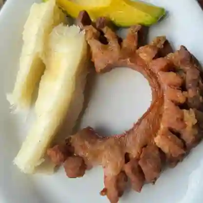 Bandeja con Chicharrón