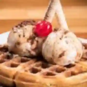 Waffle con Helado 2 Personas 24 Onz.