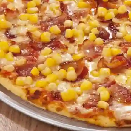 Pizza jamon tocineta y maiz