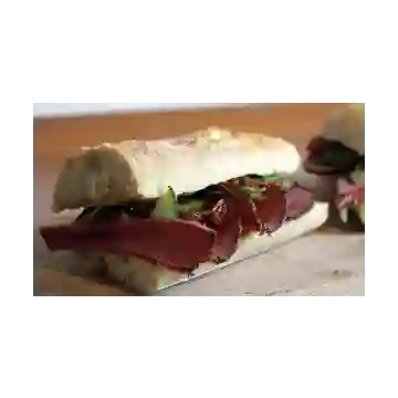 Sándwich de Pastrami de Res + Cascos