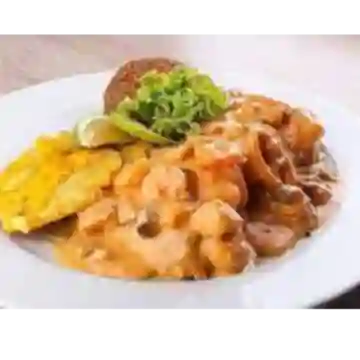 Patacones en Salsa Marinera