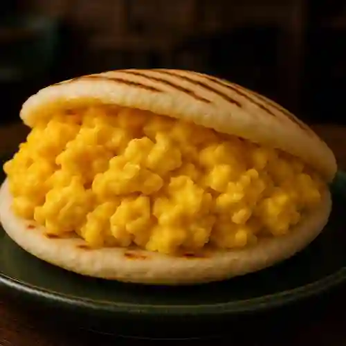 Arepa con Huevos Revueltos