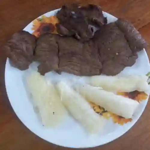 Desayuno con carne asada