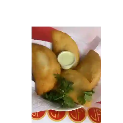 1 Empanada Tradicional Rellena con Pollo