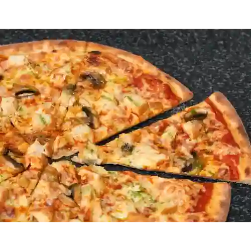 Pizza Pollo Champiñón y Tocino Grande