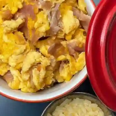 Porcion de huevos con jamon