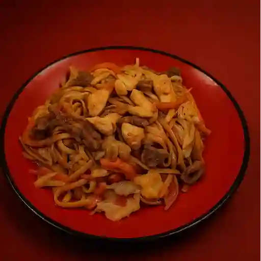 Porción de chow mein