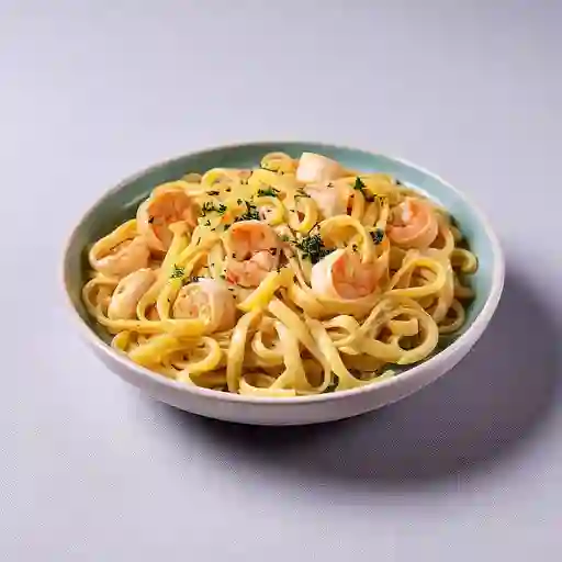 Fettuccine con Camarones y Salsa Alfredo