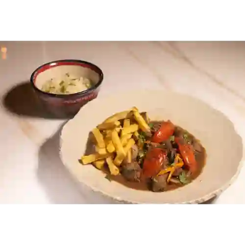 Lomo saltado al estilo limeño