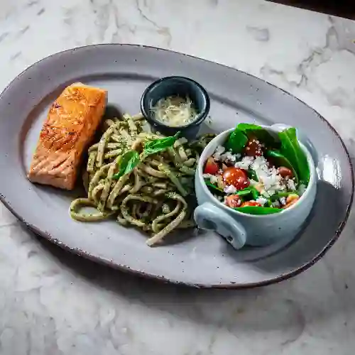 Pasta Almendra Pesto con Salmon Noruego