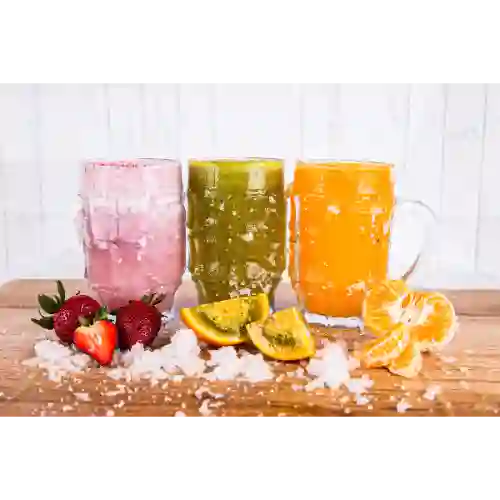 Frutos rojos en agua