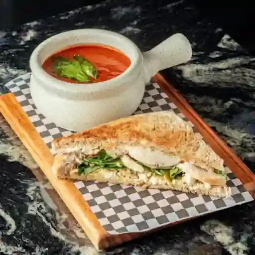 SOPA DE TOMATE + ½ SÁNDWICH FTI-CHIC