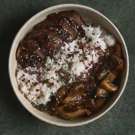 Donburi de solomito de res