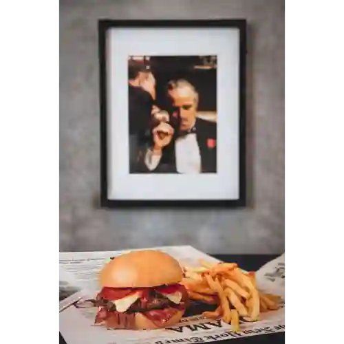 Pepperoni Pizza Burger + Papas