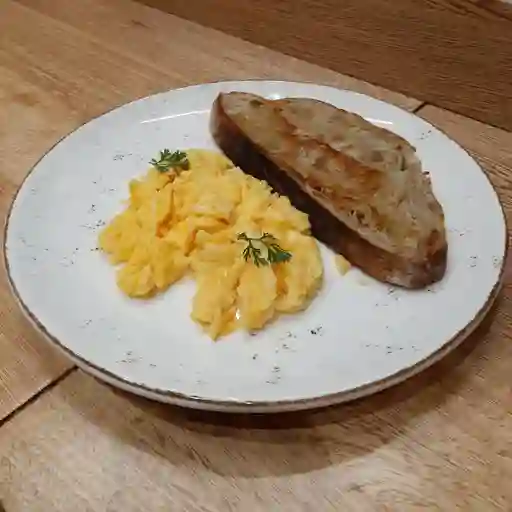 Huevos Revueltos Acompañados de Pan Soud