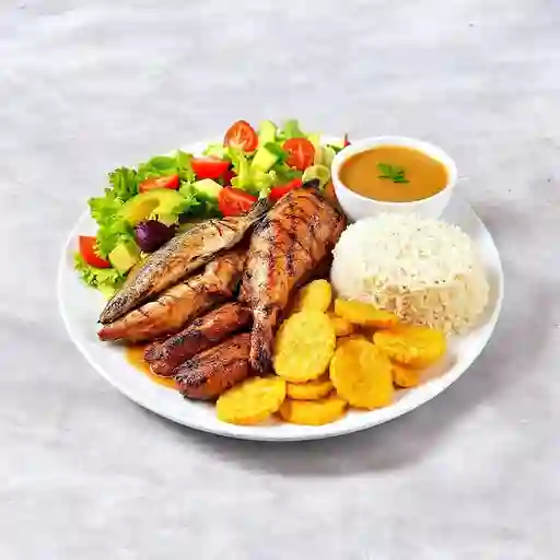 Bandeja Tipica Con Opciones De Pescado, Carne O Pollo