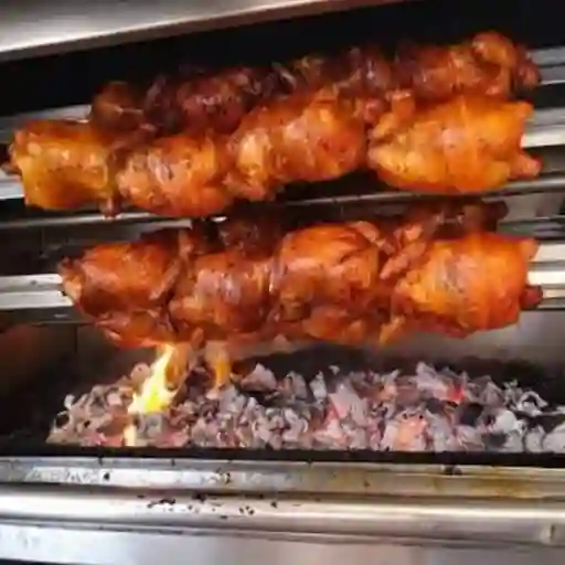 Pollo asado + papa + maduro + arepa