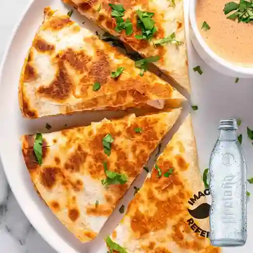 Combo Quesadillas de Milanesa de Pollo +Bretaña 269 ml