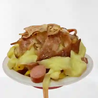 Salchipapas con Tocineta