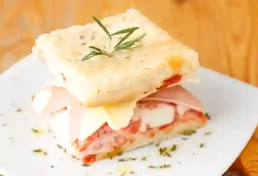 Sánduche en Focaccia Clásico.