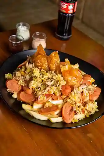 Salchipapa de Lechona